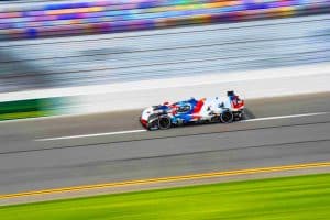 Cette BMW M Hybrid V8 pulvérise les records avec un tour époustouflant à Daytona, défiant Porsche et Cadillac