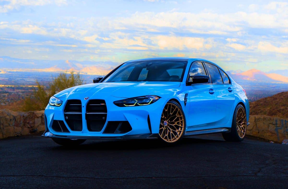 Cette BMW M3 Riviera Blue défiant les conventions illumine les routes avec ses roues CS dorées et sa transformation audacieuse