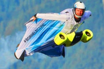 Cette wingsuit BMW électrifiée double la vitesse conventionnelle et révolutionne le vol extrême à 300 km/h