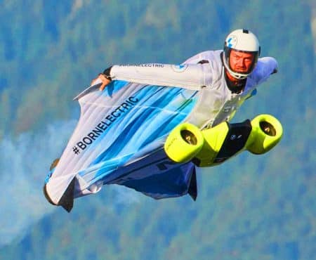 Cette wingsuit BMW électrifiée double la vitesse conventionnelle et révolutionne le vol extrême à 300 km/h