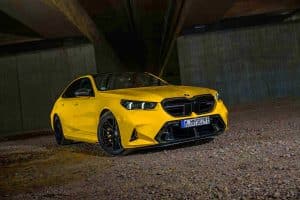 Découvrez cette BMW M5 G90 : 717 chevaux en dérapage contrôlé dans le BMW Welt fermé au public
