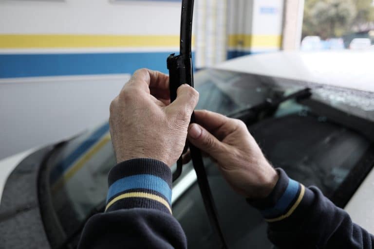 Ces 5 étapes simples pour changer les balais d&rsquo;essuie-glace de votre BMW comme un pro et sauver des centaines d&rsquo;euros