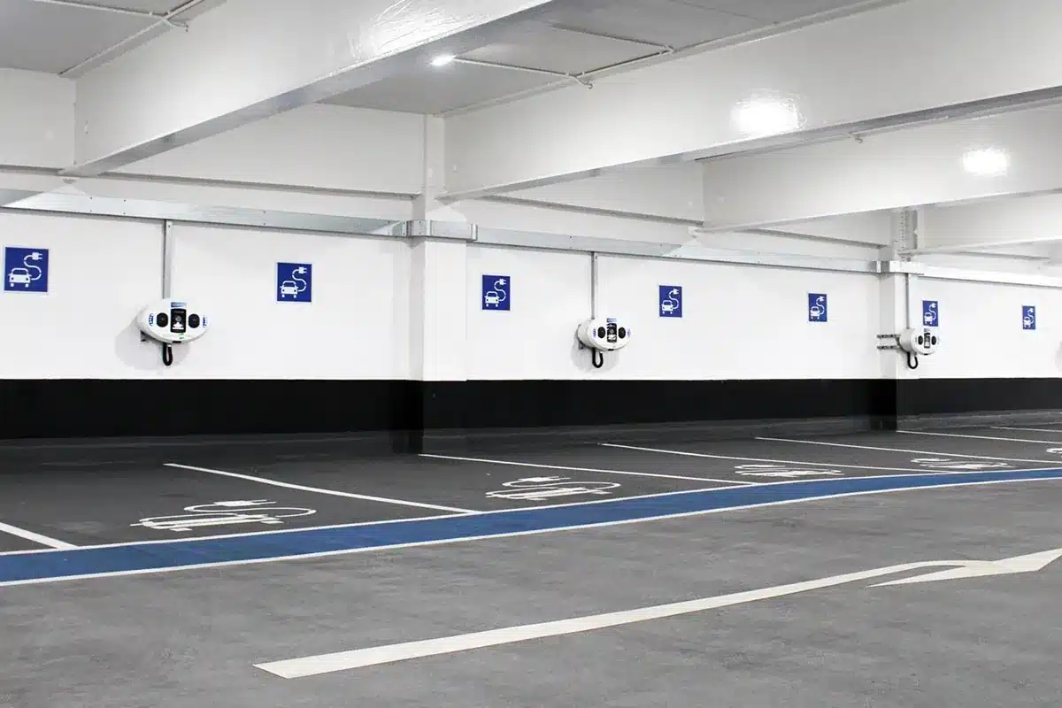 Les annulations de commandes de voitures électriques explosent : la fin des aides plonge l’industrie automobile dans une tourmente inattendue