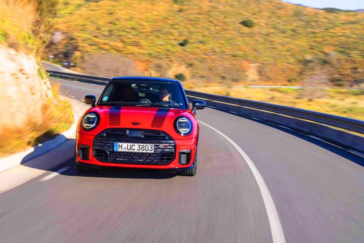 « Aussi rapide qu’un éclair » : la MINI Cooper S 2025 5-Door Hardtop, un bolide de 204 chevaux éblouit Barcelone en Chili Red