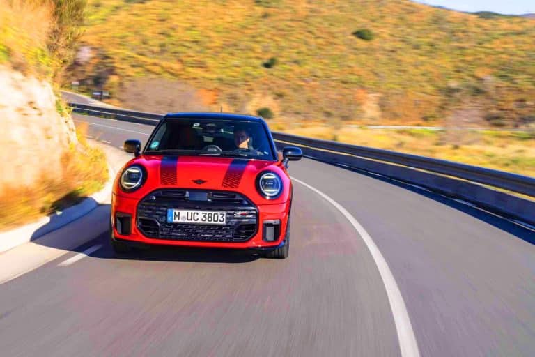 « Aussi rapide qu’un éclair » : la MINI Cooper S 2025 5-Door Hardtop, un bolide de 204 chevaux éblouit Barcelone en Chili Red