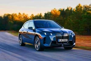 BMW révolutionne l&rsquo;automobile : des batteries XXL inutiles, 30% de densité en plus avec la Neue Klasse pour des trajets plus verts