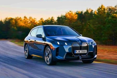 BMW révolutionne l&rsquo;automobile : des batteries XXL inutiles, 30% de densité en plus avec la Neue Klasse pour des trajets plus verts