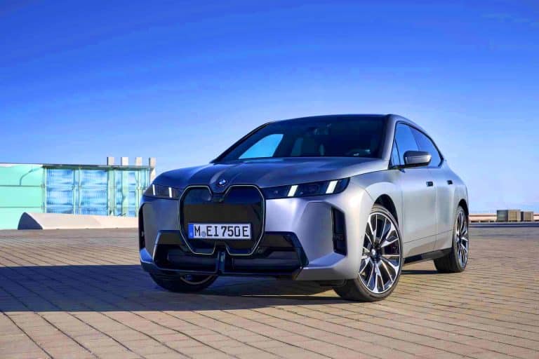 Ce bijou roulant de BMW : le nouvel iX xDrive60, sa grille illuminée et ses roues de 23 pouces imposent un style hors normes