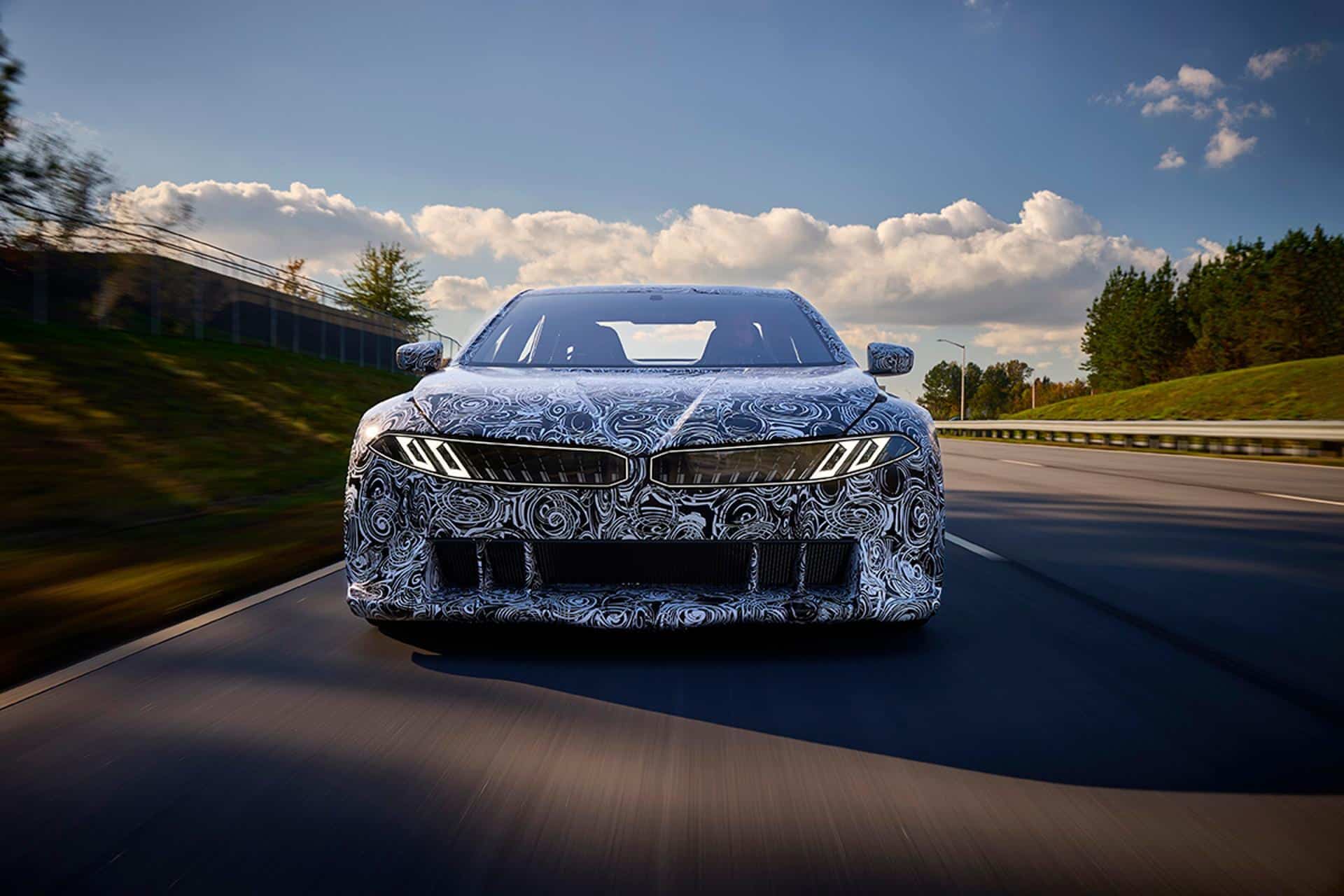 BMW affirme que sa nouvelle unité de contrôle électronique permet un freinage régénératif presque instantané et bien plus de stabilité.