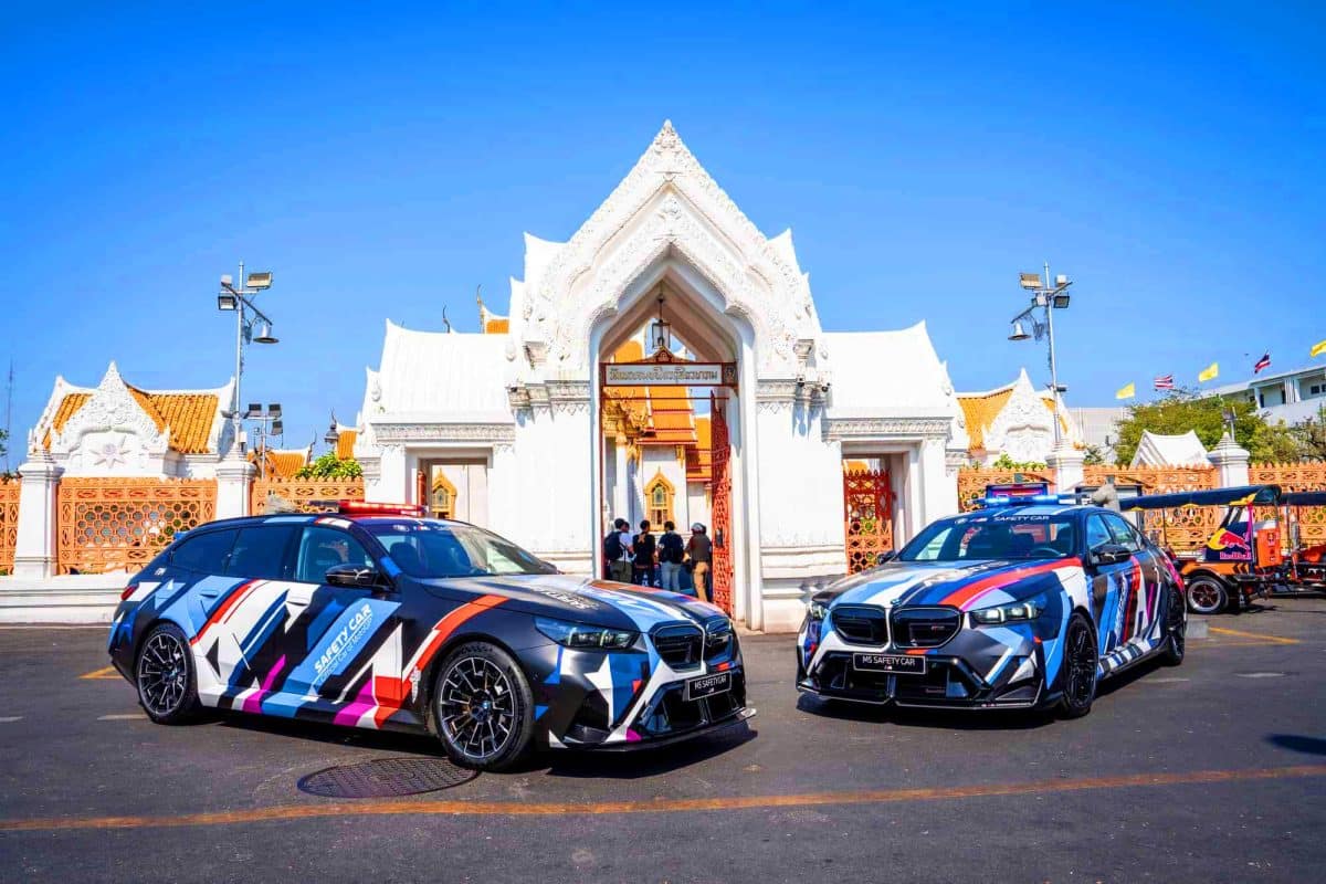 Ce duo de bolides : les BMW M5 Safety Cars, aussi puissants que 600 chevaux, électrisent les rues de Bangkok