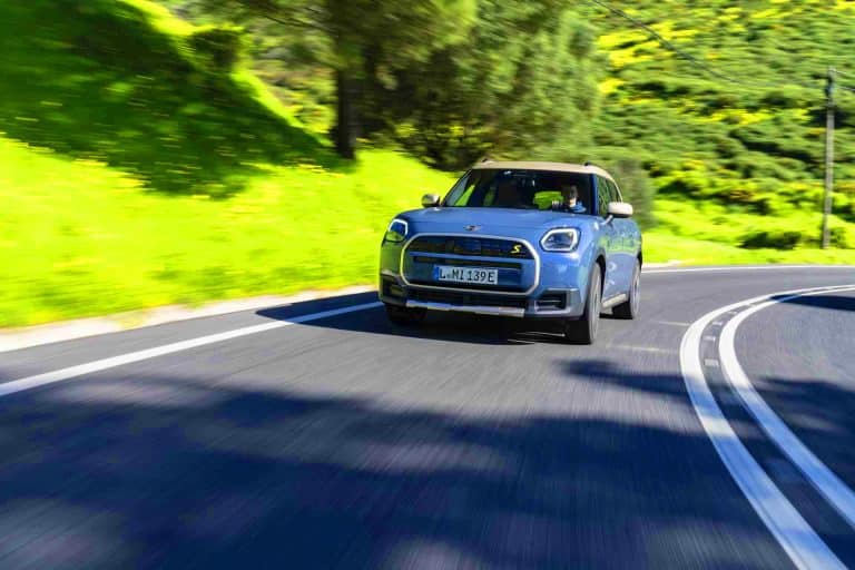Ce MINI Countryman 2025 électrique, aussi puissant que 308 chevaux, redéfinit le style et la performance des SUV compacts