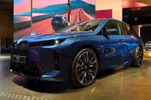 Ce SUV BMW iX, avec ses roues géantes de 23 pouces, redéfinit le luxe électrique et surprend par un prix 8 000€ inférieur en Allemagne