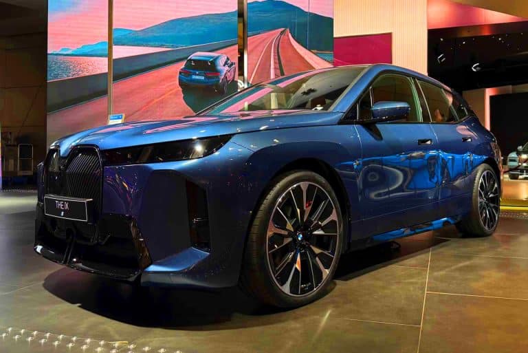 Ce SUV BMW iX, avec ses roues géantes de 23 pouces, redéfinit le luxe électrique et surprend par un prix 8 000€ inférieur en Allemagne
