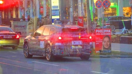 Ce SUV électrique 2026 de BMW, avec des feux arrière aussi fins qu&rsquo;une lame de katana, promet une autonomie record de 800 km