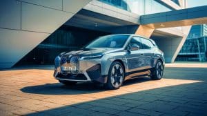 Ce SUV électrique de BMW, le iX M70, arbore des reins aussi imposants que deux terrains de basket et promet luxe et puissance