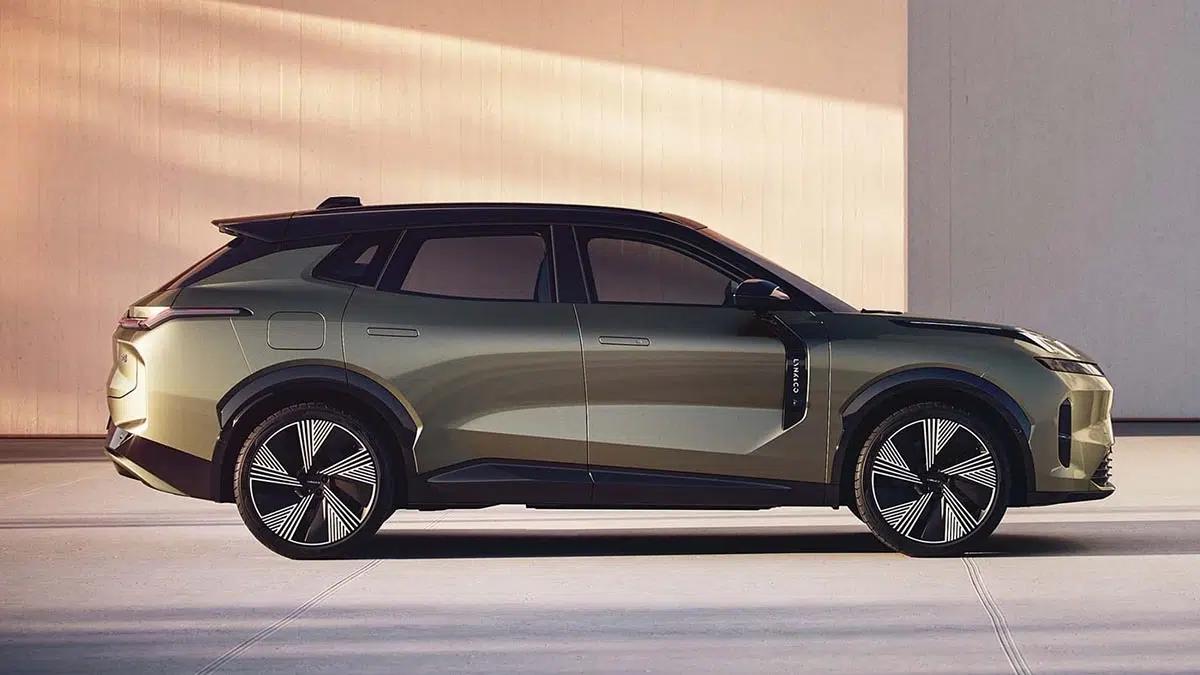 Profil du Lynk & Co 08 dévoilant ses dimensions généreuses de 4,82m et son design raffiné inspiré par Volvo.