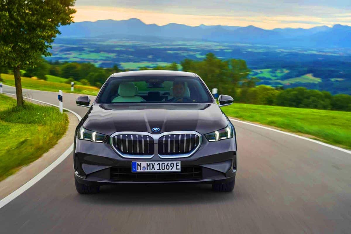 Cette BMW 5 Series 2025, avec 483 chevaux, défie les règles : plus puissante qu&rsquo;un troupeau de mustangs en furie