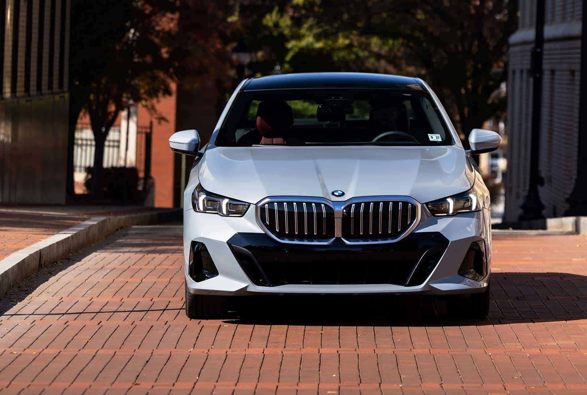 Vue avant de la BMW Série 5 2025