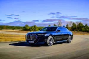 Cette BMW 7 Series 2025, aussi spacieuse que 2 coffres Audi A8, redéfinit le luxe à partir de 97 300 $