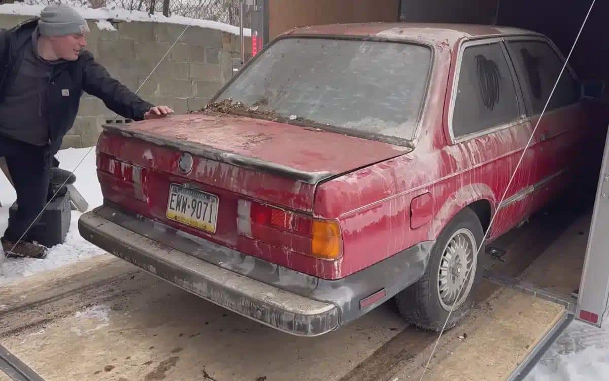 Une BMW E30 délaissée retrouve sa propreté après 30 ans