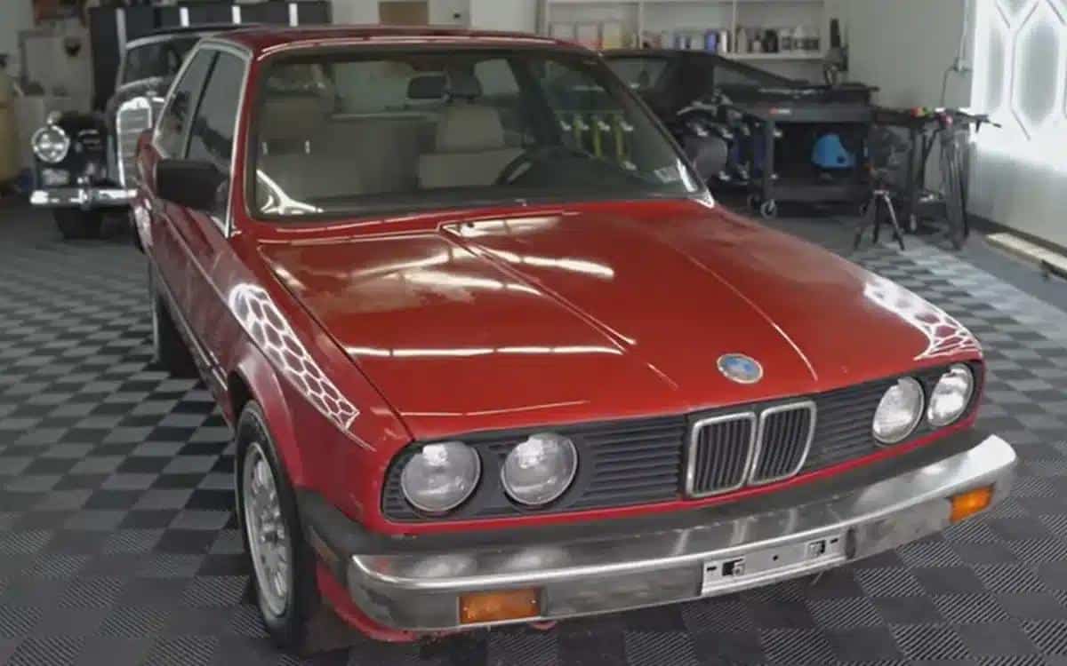 Une BMW E30 abandonnée est nettoyée pour la première fois en trois décennies