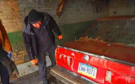 Cette BMW E30, oubliée depuis 30 ans dans un bâtiment en ruine, renaît comme un phénix grâce à un lavage spectaculaire