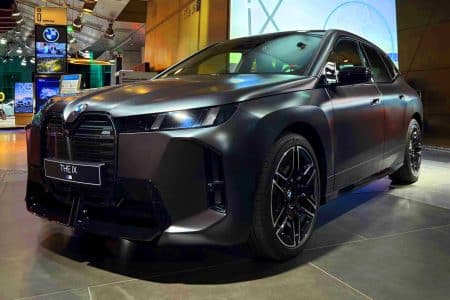 Cette BMW iX M70, 18 200 € moins chère, redéfinit le luxe électrique avec un look sombre et un prix renversant