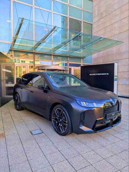 Cette BMW iX M70 2026 en noir mat : un SUV électrique qui redéfinit l&rsquo;audace avec ses roues géantes de 23 pouces