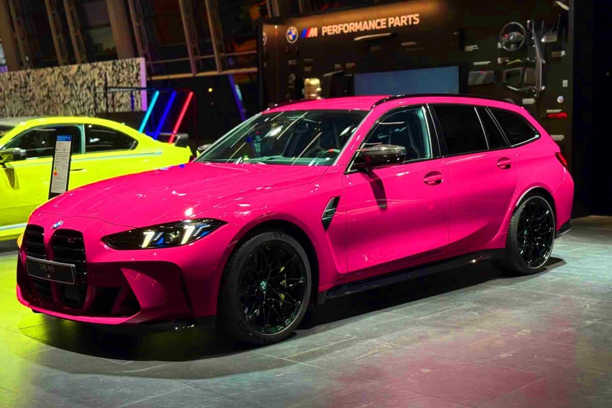 Avec sa teinte Ruby Star éclatante, la BMW M3 Touring 2025 attire tous les regards et redéfinit la sportivité Cette BMW M3 Touring 2025 en Ruby Star, aussi rare qu’un diamant rose, éblouit avec ses 523 chevaux de pure puissance