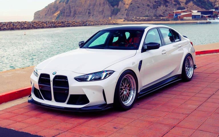 Cette BMW M3C blanche et ses pièces en carbone : une fusion de style et de puissance qui défie l&rsquo;imagination
