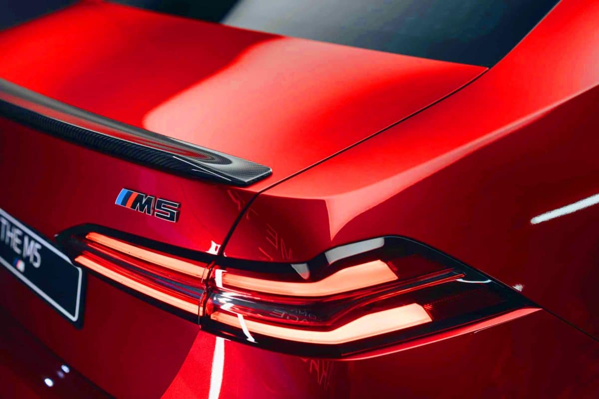 La BMW M5 G90 fait sensation au Chicago Auto Show 2025 : hybride, surpuissante et plus agressive que jamais Cette BMW M5 G90, 4 portes de folie à 123 275$, illumine Chicago et redéfinit le luxe automobile avec audace