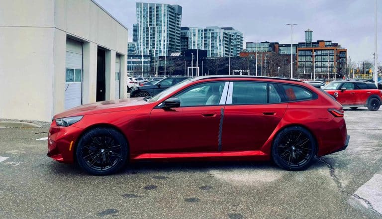 Cette BMW M5 Touring en Vegas Red fait une entrée remarquée en concession : un break surpuissant au style ravageur