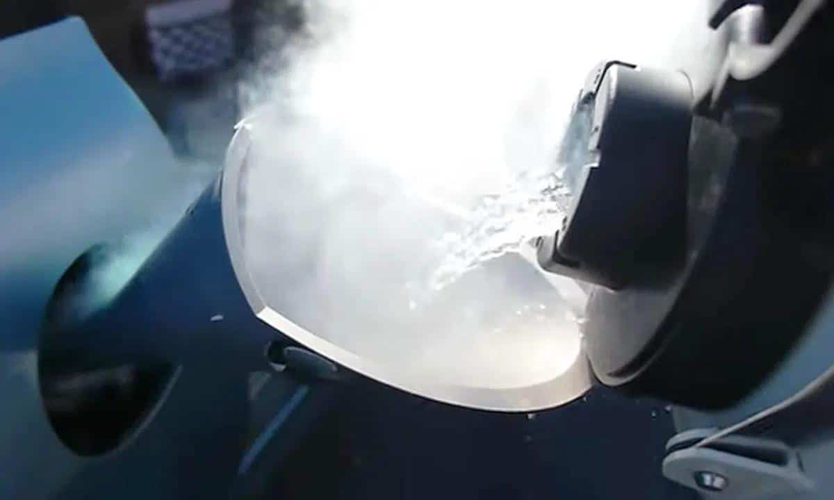 Un opérateur équipé de protections remplit un réservoir avec de l'azote.