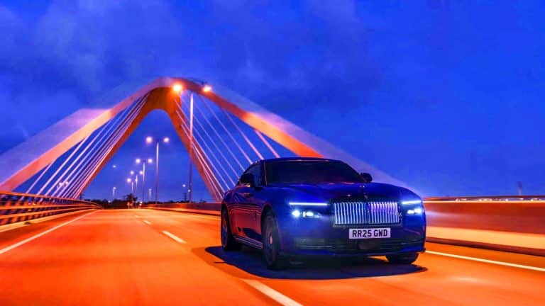 La Black Badge Spectre propulse Rolls-Royce à un nouveau sommet : la voiture la plus puissante de son histoire