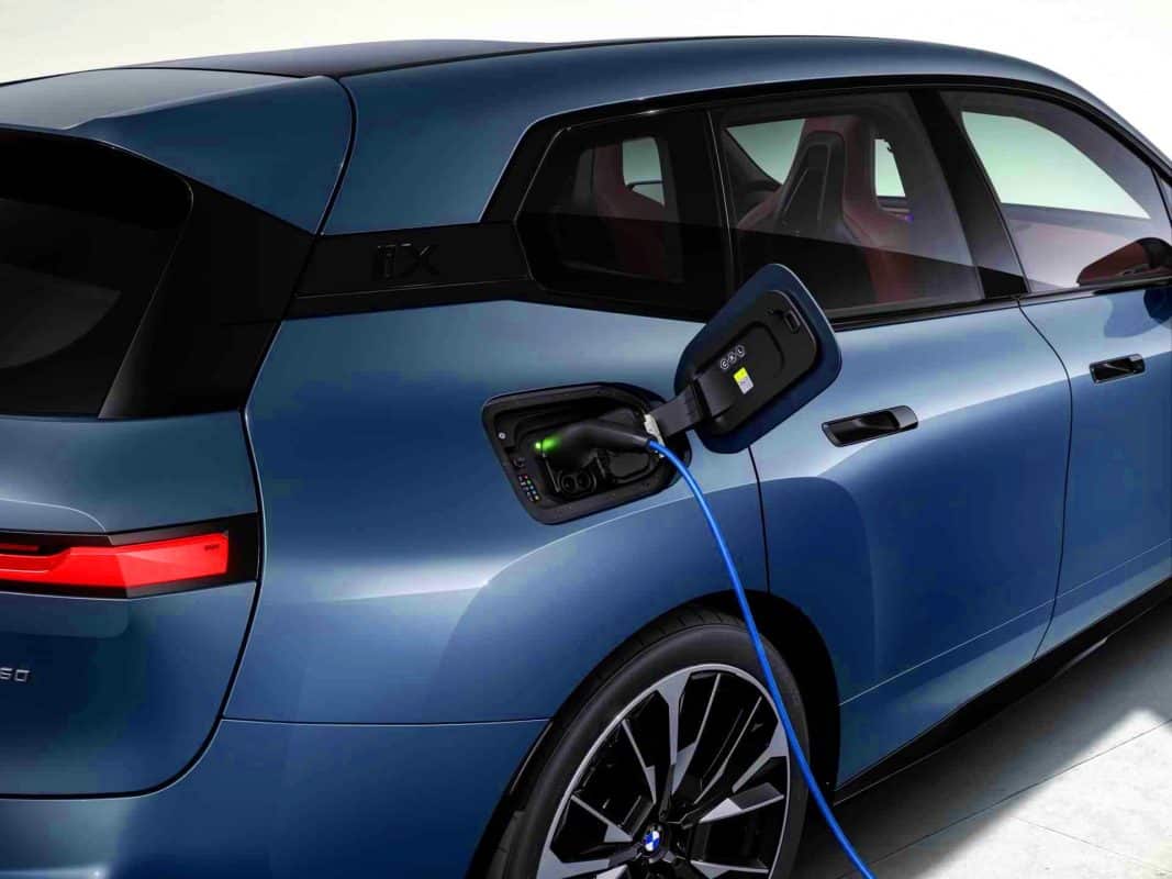 La BMW iX xDrive45 2026: une puissance de charge 175 kW qui écrase l&rsquo;ancienne xDrive40 avec ses 150 kW!