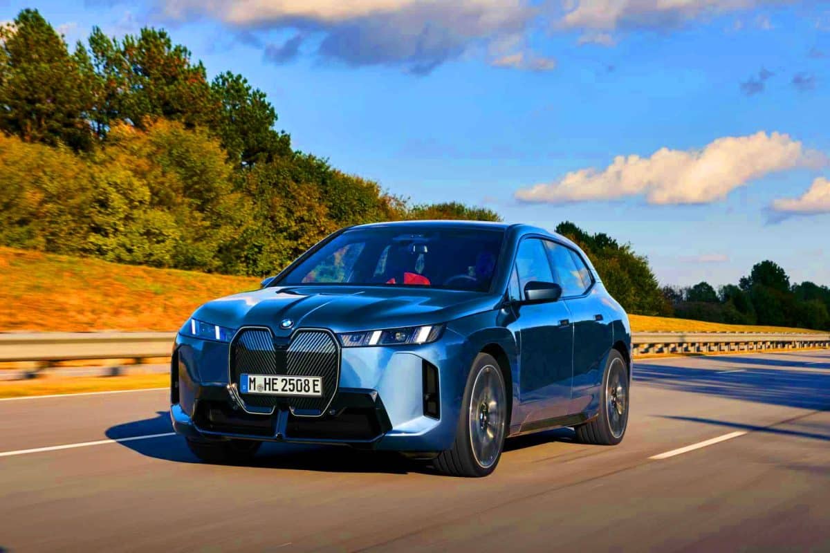 Le BMW iX 2025 débarque : un SUV électrique aux allures de bolide avec ses roues de 23 pouces et sa teinte gris mat ultra-agressive Le BMW iX 2025 : un SUV électrique aussi menaçant qu’un bolide de course avec ses roues de 23 pouces et sa teinte gris mat