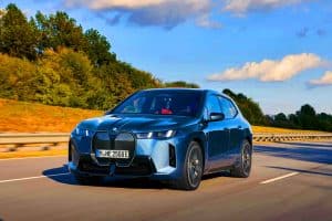 Le BMW iX 2025 : un SUV électrique aussi menaçant qu’un bolide de course avec ses roues de 23 pouces et sa teinte gris mat
