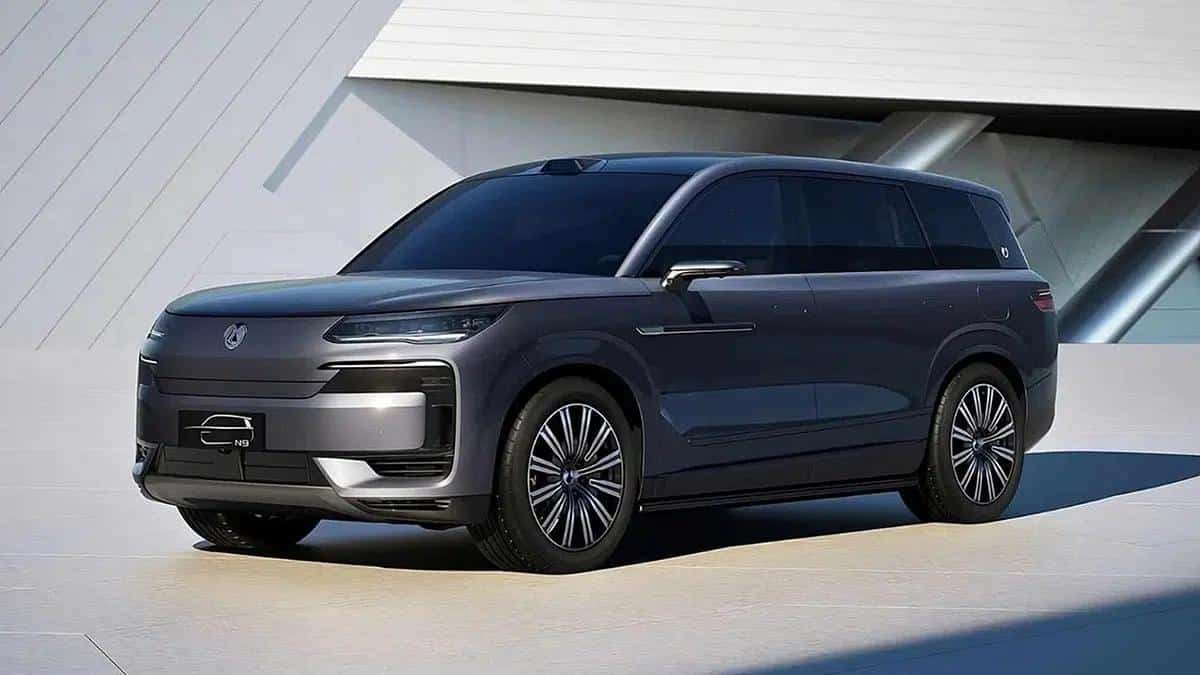 Vue latérale du Denza avec une silhouette presque identique à celle du Range Rover, partageant une ligne de toit flottante et des proportions comparables.