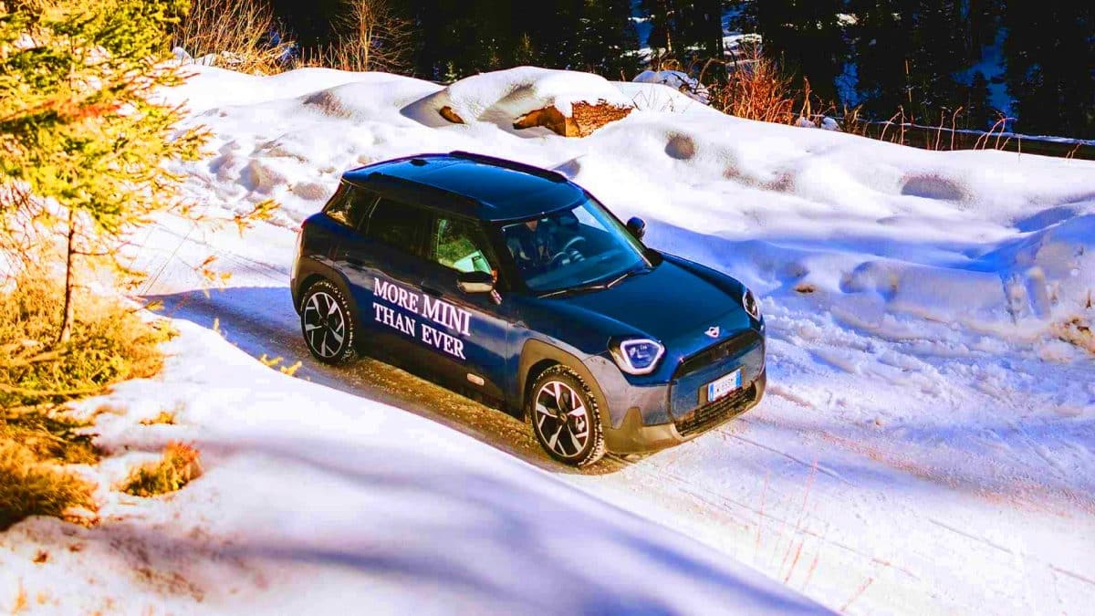 MINI électrise les Alpes : 2e édition spectaculaire du Mountain Mash avec des snowboarders et voitures électriques en vedette