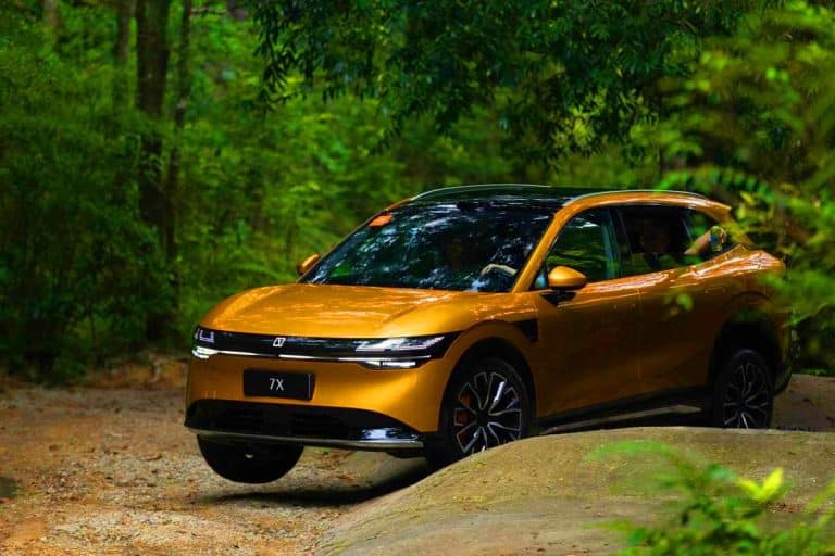 Geely sort l’artillerie lourde : Zeekr avale Lynk & Co et lance l’offensive contre BYD dans la course aux électriques