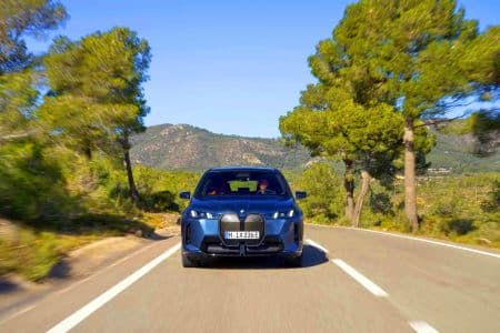 « Aussi silencieux qu&rsquo;un fantôme royal » : ce BMW iX rivalise avec Rolls-Royce dans une discrétion inégalée sur la route
