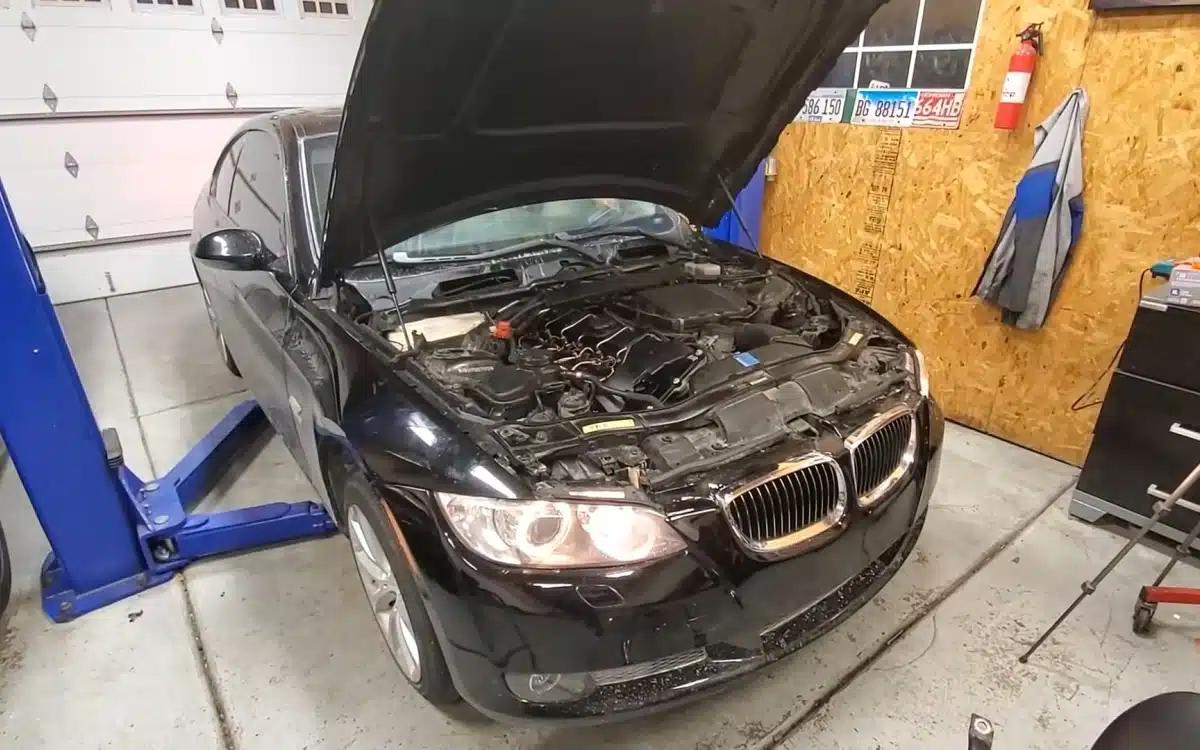 Un inconnu a offert gratuitement une BMW 335i Série 3 à cet homme parce qu'elle était en panne, et il l'a réparée pour 450 $