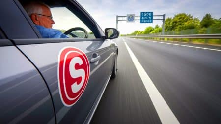 "Choc sur les routes : Les conducteurs séniors bientôt marqués du 'S' et bridés à 150 km/h ?"