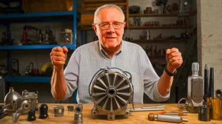 « Génie octogénaire » : cet homme de 81 ans révolutionne l’industrie avec un moteur sans vilebrequin, une première mondiale fascinante