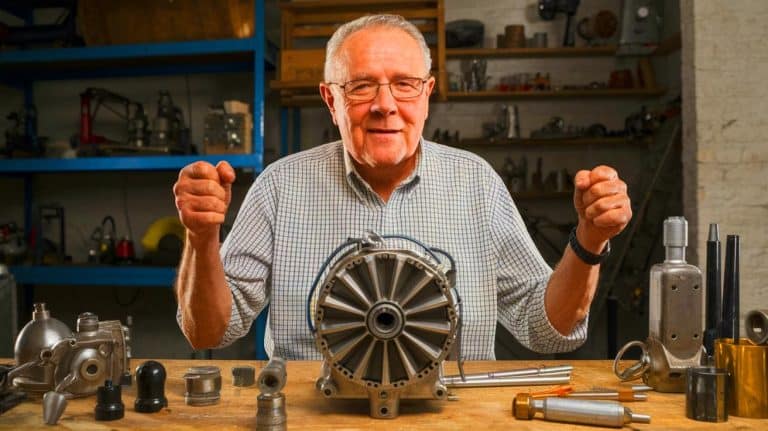 À 81 ans, il bouleverse l’ingénierie : ce moteur révolutionnaire sans vilebrequin promet de réinventer la mécanique