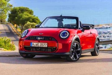 « La couleur qui enflamme l&rsquo;asphalte » : cette MINI Cooper 2025 en Chili Red époustoufle