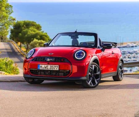 « La couleur qui enflamme l&rsquo;asphalte » : cette MINI Cooper 2025 en Chili Red époustoufle