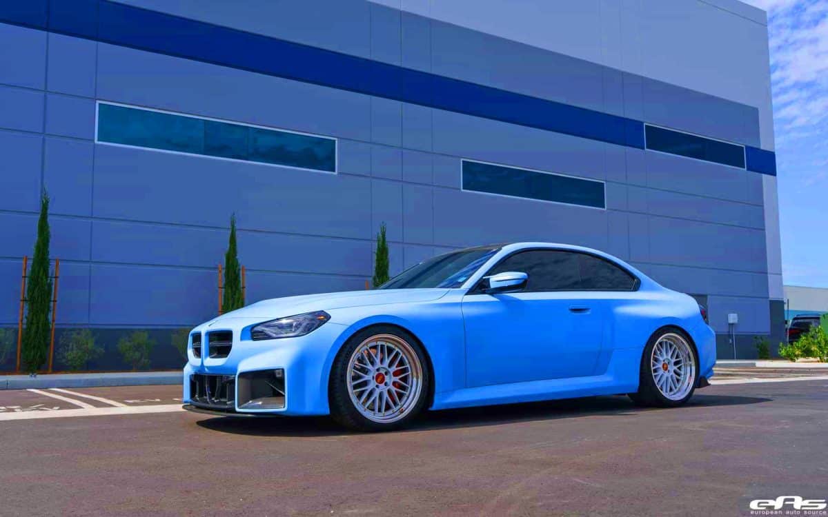La nouvelle BMW M2 : transformation radicale en bête de course avec des mods extrêmes et un look féroce