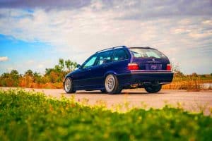 « La Restauration Ultime » : Ce BMW E36 Touring en Techno Violet redéfinit la perfection automobile