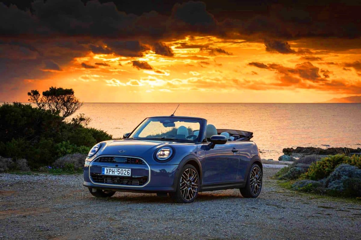 Sous le soleil grec, cette nouvelle MINI Cabriolet étincelante redéfinit le luxe automobile avec un design éblouissant et audacieux